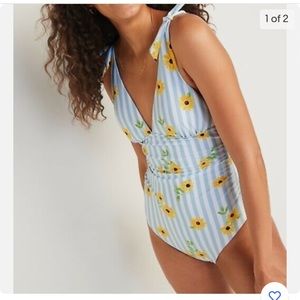 OLD NAVY WOMEN'S TIE-SHOULDER RUCHED PLUNGE ONE-PIECE SWIMSUIT